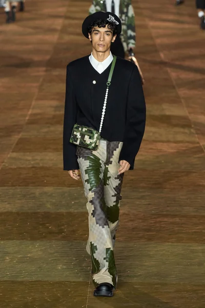 Look 10